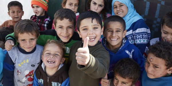 gruppo di bambini e bambini sorridenti 