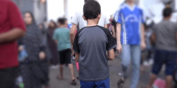 Bambino a Gaza di spalle nella folla