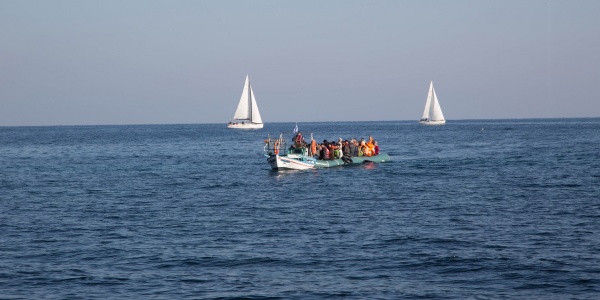 barca con a bordo migranti in mezzo al mare