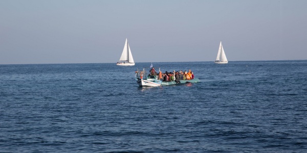 Lettera a Conte barca con a bordo migranti in mezzo al mare