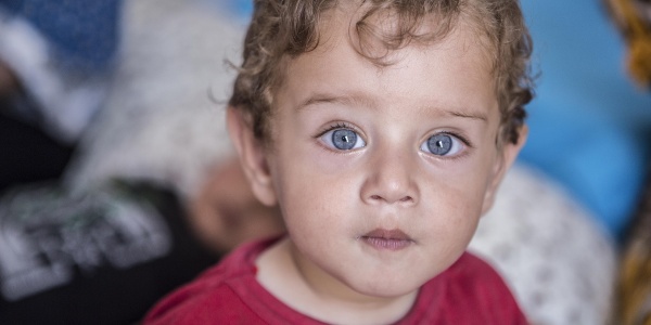 Primo piano bambino biondo e occhi azzurri