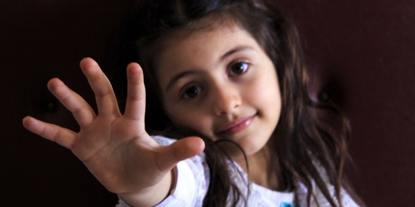 Bambina foto a mezzo busto in primo piano la mano aperta