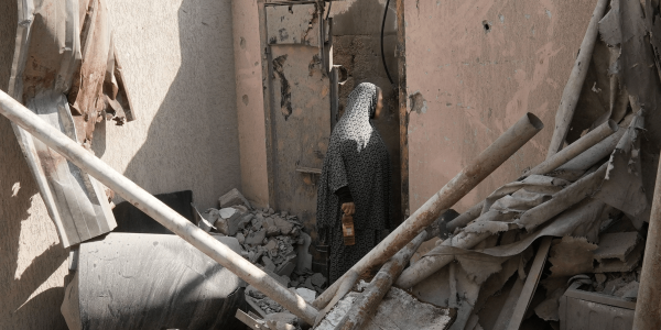 donna a gaza tra le macerie di una casa distrutta