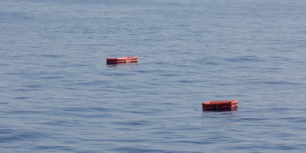 Migranti Sea Watch salvagenti che galleggiano sull'acqua del mare