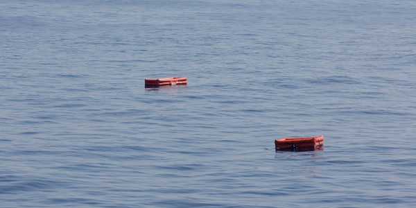 salvagenti che galleggiano sull'acqua del mare