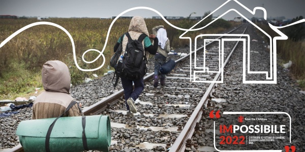 bambini in fuga che camminano sulle rotaie del treno con zaini in spalla