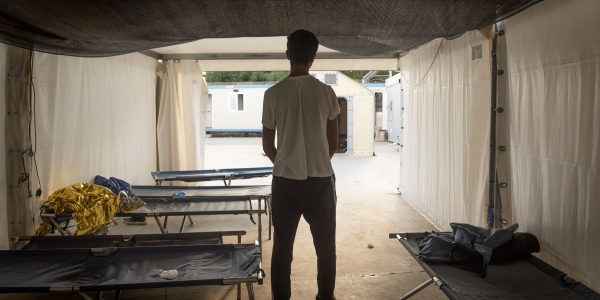 minore migrante in una tenda di accoglienza