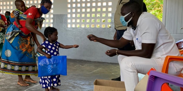 distribuzione di farmaci e vitamine in una scuola in Mozambico