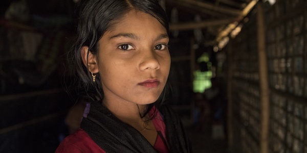Primo piano di una bambina del Myanmar con vestito rosso
