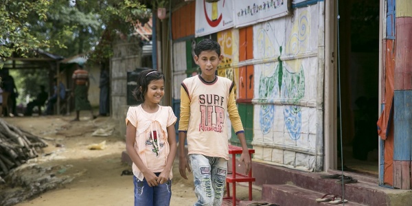 due-bambini-rohingya-camminano-vicini-in-campo-cox-s-bazar