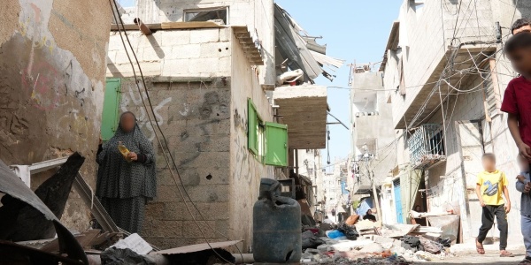 strada distrutta nella Striscia di Gaza