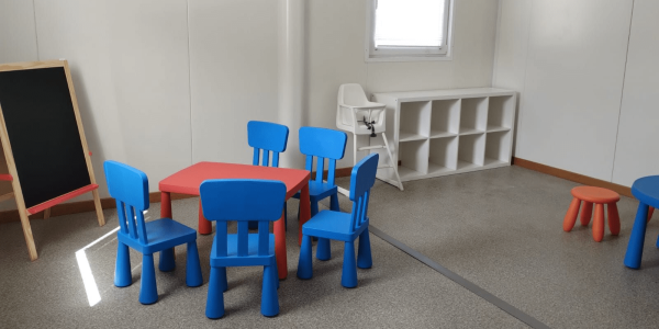 tavoli con sedie per bambini nel Nuovo Spazio Sicuro a Ventimiglia per minori migranti 