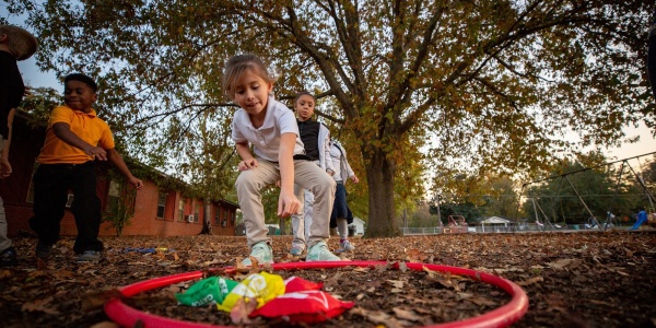 3 bambini che giocano allaperto in un prato