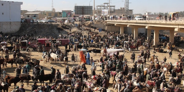 Scena di un mercato in Afghanistan con molte persone inquadrate dall'alto