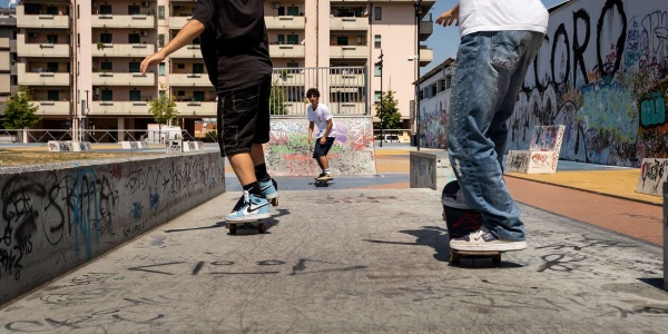 skaters in un quartiere di perfieria