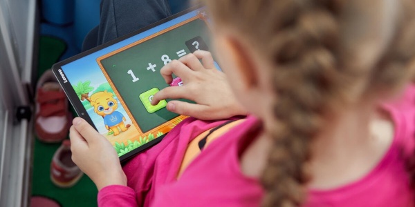 bambina che scrive numeri su tablet 