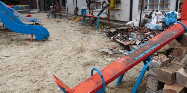 Foto di un parco giochi distrutto in Ucraina