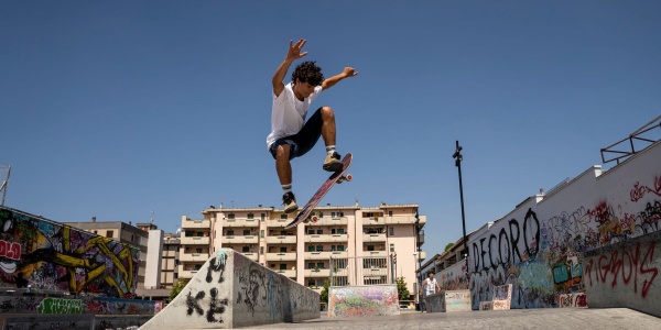 Ragazzo sullo skateboard mentre salta
