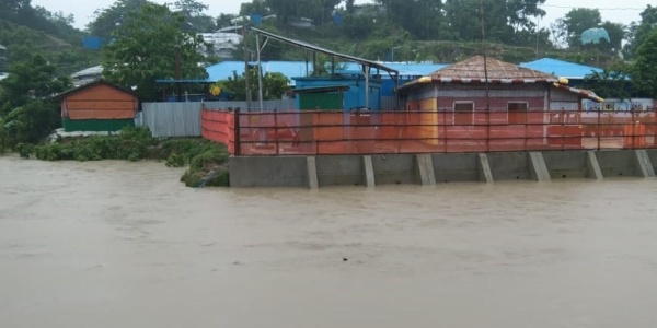 case e rifugi temporanei immersi tra un fiume di fango a causa delle piogge monsoniche