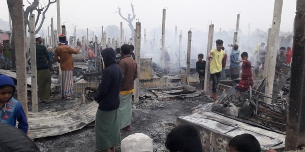 I resti dell incendio divampato all interno del campo di Cox Bazar in Bangladesh