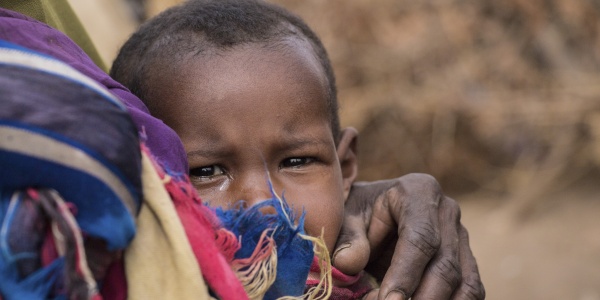 Ayan, Etiopia, tiene in braccio uno dei suoi sei figli