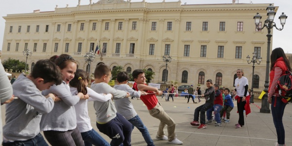 ragazzi giocano a tiro alla fune in piazza