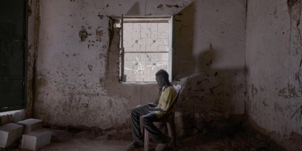 bambino seduta alla finestra in Sudan