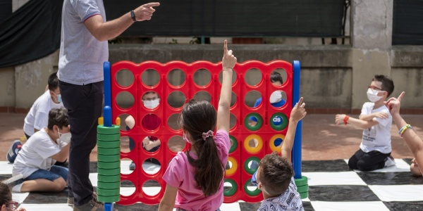 bambine e bambini allaperto giocano a un tetris gigante