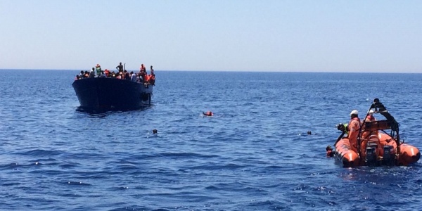 gommone-soccorso-barca-migranti-nel-mare