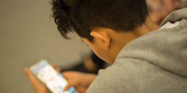 Safer Internet Day 2019 ragazzo al cellulare-sid2019