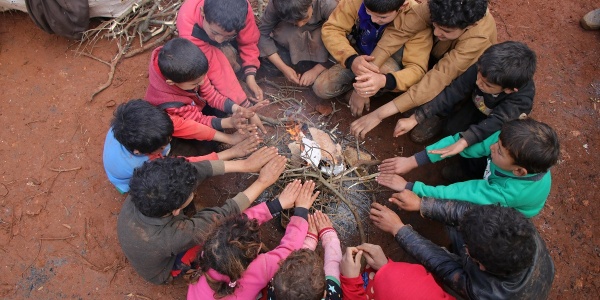 bambini attorno a un fuoco