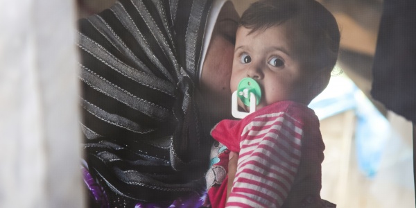 Bambina siriana con la mamma