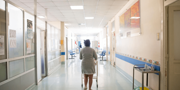 donna che passeggia nei corridoi di un ospedale in Italia