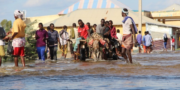 popolazione somala ripresa durante la fuga da un'indozione