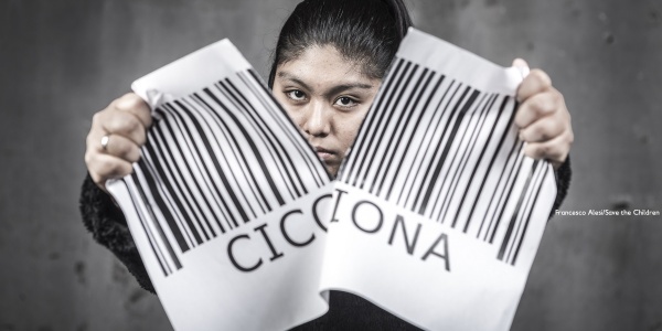 Una ragazza strappa un grande codice a barre con la scritta "cicciona"