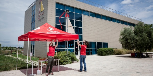 Punto Luce Torre Maura a Roma gazebo Save the Children allestito da due persone dello staff dell'Organizzazione.