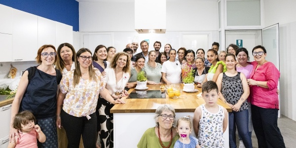 Bambini e mamme insieme ad operatori Save the Children nello Spazio Mamme di Palermo 