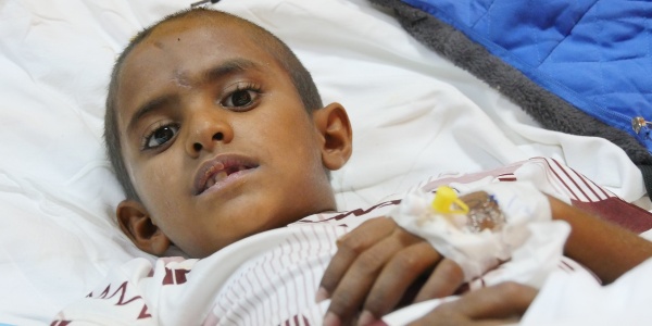 bambino-yemenita-sdraiato-in-letto-ospedale