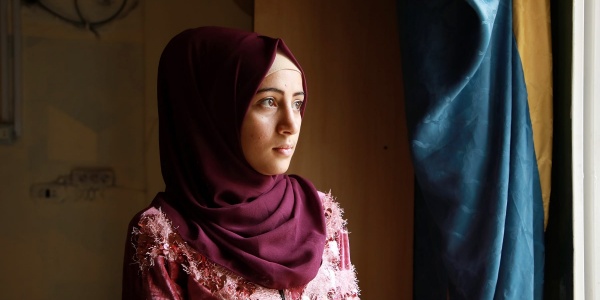 ritratto a mezzo busto di profilo di una ragazza rifugiata siriana in Libano