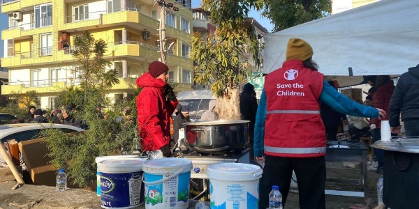 operatori save the children in aiuto durante il terremoto in Turchia e Siria