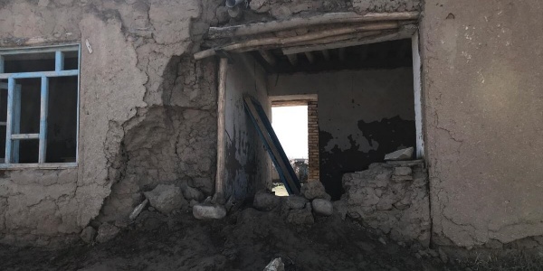 Muro di una casa distrutta dalle scosse di terremoto 