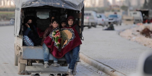 Bambini in fuga dal terremoto in Siria