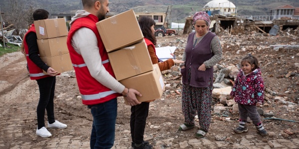 Operatore Save the children durante l intervento di aiuto per il terremoto in turchia e siria
