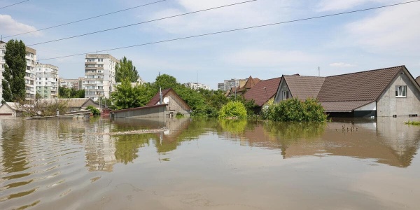 città allagata dopo la distruzione della diga di di Kakhovka a Kherson in Ucraina