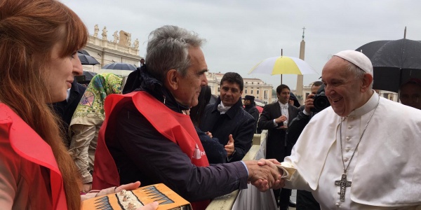 Papa Francesco stringe la mano al Direttore Generale Valerio Neri in Piazza San Pietro a Roma