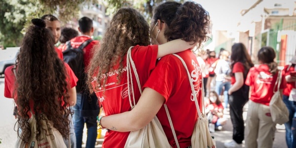 Due ragazze con la maglietta di Save the Children si abbracciano - immagine simbolica per rappresentare la lotta alle discriminazioni e agli stereotipi