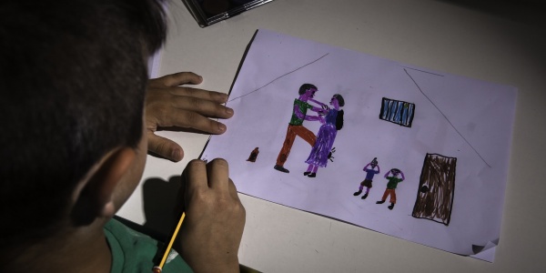 bambino disegna un episodio di violenza assistita in casa