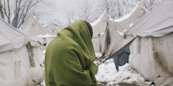 Minore avvolto di spalle avvolto in una coperta nel campo di Vucjak in Bosnia ed Erzegovina