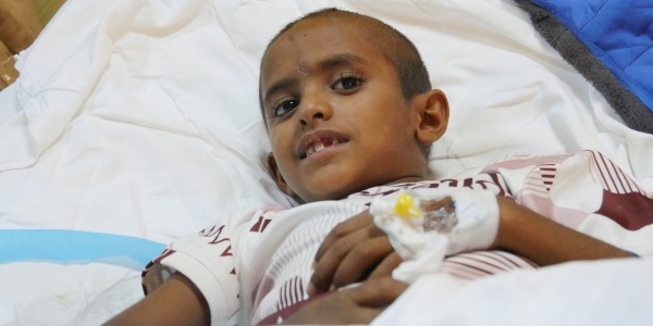 Bambino Yemenita ferito sdraiato in letto di ospedale