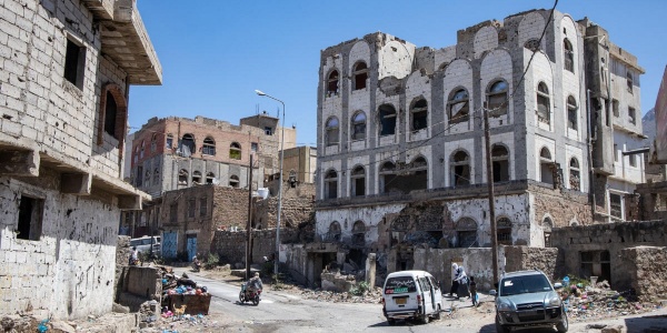 strada con palazzi distrutti a Taiz in Yemen